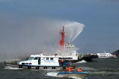 Diễn tập phối hợp tìm kiếm cứu nạn hàng hải trong vùng nước cảng biển. (Ảnh: Lê Sen/TTXVN)