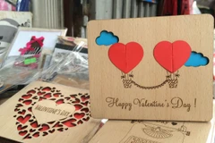 Thiệp gỗ thông minh chạm trổ độc đáo là mẫu thiệp "hót" nhất trong mùa Valentine năm nay. (Ảnh: Thanh Tâm/Vietnam+)