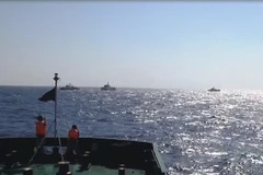 Ba tàu hải cảnh Trung Quốc vây chặn tàu Cảnh sát biển Việt Nam. (Ảnh: Công Định-Hữu Trung/TTXVN)