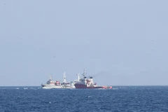 Tàu Trung Quốc ném đá và ném chai lọ sang tàu Việt Nam