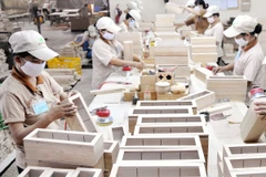 Chế biến sản phẩm gỗ phục vụ xuất khẩu. (Ảnh: An Hiếu/TTXVN)