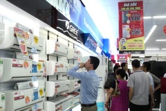 Sản phẩm có công nghệ inverter tiết kiệm điện năng được người tiêu dùng ưa chọn. (Ảnh: Thanh Tâm/Vietnam+)