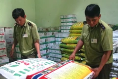 Phát hiện nhiều sản phẩm có nhãn ghi không đúng quy định về quy chế ghi nhãn phân bón. (Ảnh: Huỳnh Kim Phượng/TTXVN)