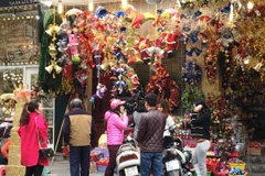 Đa dạng các sản phẩm trang trí lung linh, đẹp mắt được bày bán thu hút đông đảo người mua sắm dịp Noel tại phố Hàng Mã. (Ảnh: Thanh Tâm/Vietnam+)