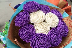 Mẫu hoa giấy handmade làm bằng giấy nhún màu tím kết hợp bông màu trắng tạo nên vẻ đẹp sang trọng, tinh tế. (Ảnh: Thanh Tâm/Vietnam+)