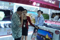 Gian hàng tivi thu hút khách mua. (Ảnh: Thanh Tâm/Vietnam+)