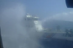 Các tàu Trung Quốc vây hãm và phun nước vào tàu Kiểm ngư Việt Nam. (Ảnh: Văn Sơn/TTXVN)