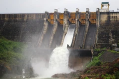 Hồ thủy điện Bình Điền xả nước. (Ảnh: Hồ Cầu/TTXVN)