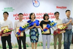 Trao giải thưởng cho các tác giả có tác phẩm đạt giải tại buổi lễ. (Ảnh: Thanh Tâm/Vietnam+)