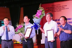 Ban tổ chức trao giải cho các tác giả có tác phẩm đạt giải nhì cuộc thi "Tự hào nông dân Việt Nam năm 2016." (Ảnh: Thanh Tâm/Vietnam+)