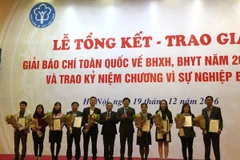 Các tác giả đạt giải B Giải báo chí toàn Quốc về bảo hiểm xã hội, bảo hiểm y tế năm 2015-2016. (Ảnh: PV/Vietnam+)