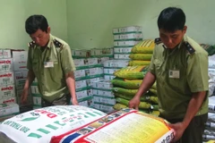 Phát hiện nhiều sản phẩm có nhãn ghi không đúng quy định về quy chế ghi nhãn phân bón ở Vình Long. Ảnh: (Huỳnh Kim Phượng/TTXVN)