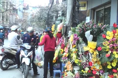 Mặc dù hoa tươi ngày 8/3 tăng giá nhưng vẫn nhộn nhịp khách mua. (Ảnh: Thanh Tâm/Vietnam+)