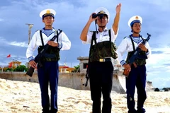 Chiến sỹ Trường Sa chắc tay súng gìn giữ biển đảo Tổ quốc. (Ảnh: Việt Đức/Vietnam+)