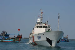 Tàu Cảnh sát biển lai dắt 2 tàu cá về đất liền. (Ảnh minh họa: Đoàn Hữu Trung/TTXVN)