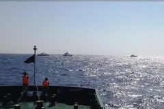 Tàu Trung Quốc vây chặn tàu Cảnh sát biển Việt Nam. (Ảnh: Công Định-Hữu Trung/TTXVN)