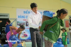 Người dân tại Bình Thuận nhận nước sạch hỗ trợ. (Ảnh: World Vision)