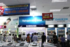 Gian hàng bày bán điều hòa tập trung người mua. (Ảnh: Thanh Tâm/Vietnam+)