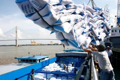  Bốc xếp gạo xuất khẩu tại cảng Sài Gòn. (Ảnh: Đình Huệ/TTXVN)