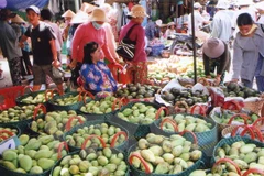 Xoài quả được bày bán tại chợ An Hửa, huyện Cái Bè. (Ảnh: Đình Hụê/TTXVN)