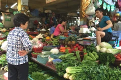 Người tiêu dùng mua rau tại chợ Hôm. (Ảnh: Thanh Tâm/Vietnam+)