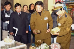 Kiểm tra chất lượng, đăng ký kinh doanh của cơ sở sản xuất giò chả phục vụ Tết ở Hà Nội. (Ảnh: Hữu Oai/TTXVN)