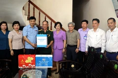 Ngày 26/7/2023, Đoàn Đại biểu Quốc hội tỉnh Quảng Ninh thăm, tặng quà ông Phạm Văn Tuật, bị chất độc hóa học, phường Cẩm Trung, thành phố Cẩm Phả. (Ảnh: Đức Hiếu/TTXVN)