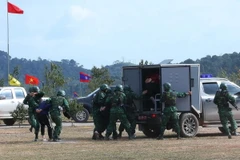 Lực lượng biên phòng Lóng Sập (Việt Nam) và lực lượng biên phòng Hủa Phăn (Lào) diễn tập liên hợp bắt tội phạm ma túy. (Ảnh: Trọng Đức/TTXVN)