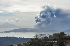 Núi lửa Taal ở gần vùng thủ đô Manila, Philippines phun trào ngày 13/1/2020. (Ảnh: Kyodo/TTXVN)