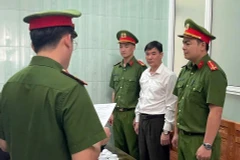 Đối tượng Hồ Đăng Chiến, nguyên Chủ tịch UBND xã Đức Trạch bị khởi tố, bắt tạm giam về tội “Giả mạo trong công tác”.(Ảnh: TXVN phát)