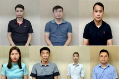 (Trên) 3 bị can (từ trái qua phải) gồm Bùi Văn Trung, sinh năm 1982, Trưởng phòng quan trắc và môi trường; Trần Lê Tuấn, sinh năm 1985, Phó Trưởng phòng Hành chính; Nguyễn Ngọc Biển, sinh năm 1986, Trưởng phòng Quản lý hệ thống quan trắc môi trường tự động. (Dưới) 4 bị can bị khởi tố và cấm đi khỏi nơi cư trú. (Ảnh: TTXVN phát)