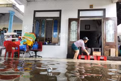Người dân tại Thừa Thiên-Huế kê cao đồ đạc tránh nước lụt. (Ảnh: Mai Trang/TTXVN)