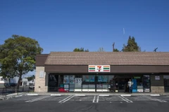 Một cửa hàng tiện lợi của 7-eleven ở Santa Ana, bang California (Mỹ). (Ảnh: AFP/TTXVN)