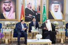 Quan chức Saudi Arabia đón Thủ tướng Phạm Minh Chính và Phu nhân tại Sân bay quốc tế King Khalid, thủ đô Riyadh. (Ảnh: Dương Giang/TTXVN)