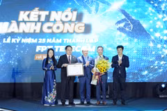 Lãnh đạo Bộ Thông tin và Truyền thông trao tặng Bằng khen cho FPT Telecom vì những đóng góp vào sự phát triển của ngành Thông tin và Truyền thông Việt Nam. (Nguồn: CTV/Vietnam+)