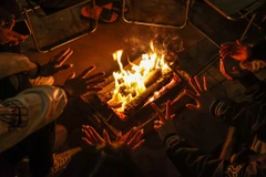 [Photo] Người dân Thủ đô đốt lửa sưởi ấm trong đêm Đông rét buốt