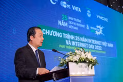 Thứ trưởng Bộ Thông tin và Truyền thông Phạm Đức Long chia sẻ về thành tự Internet Việt Nam sau 25 năm. (Ảnh: Minh Sơn/Vietnam+)