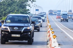 Từ ngày 3/10 đến 16/12/2022, đơn vị thi công sẽ điều chỉnh lại dải phân cách trên cầu Thanh Trì, Hà Nội. (Ảnh: Minh Sơn/Vietnam+)