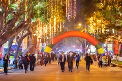 Tối 30/12 tại khu vực cổng chính Công viên Thống Nhất, Uỷ ban Nhân dân quận Hai Bà Trưng, Hà Nội đã chính thức khai trương không gian đi bộ phố Trần Nhân Tông và phụ cận. (Ảnh: Minh Sơn/Vietnam+)