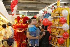 Đông đảo khách hàng hào hứng tới mua sắm tại VinMart mới trong ngày khai trương