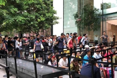 Hàng trăm fan“táo”xếp hàng mua iPhone trong ngày ra mắt
