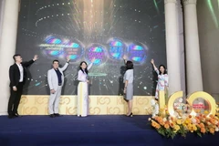 Ban tổ chức thực hiện nghi thức khởi động chương trình “Thành phố Hồ Chí Minh-100 điều thú vị” năm 2022. (Ảnh: Mỹ Phương /TTXVN)
