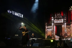 Tiết mục "Trống cơm" phiên bản hiện đại do nghệ sỹ Dzung (thuộc nhóm Ca Vũ) được nhiều khán giả hưởng ứng. (Ảnh: Thu Hương/TTXVN)