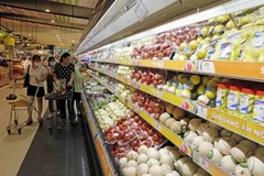 Khách hàng mua sắm hàng hóa tại Siêu thị Aeon Long Biên, Hà Nội. (Ảnh: Trần Việt/TTXVN)