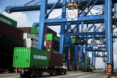 Hoạt động bốc dỡ hàng hóa tại Cảng Cát Lái, thành phố Thủ Đức, TP.HCM. (Ảnh: Hồng Đạt/ TTXVN)
