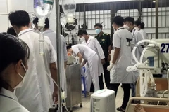 Các y, bác sỹ Trung tâm Y tế quân dân y Côn Đảo tích cực cứu chữa các thuyền viên. (Ảnh: TTXVN phát)