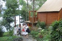 Du khách tham quan Khu du lịch sinh thái Hồ Phú Ninh (Ảnh: Đoàn Hữu Trung/Vietnam+)