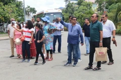 Du khách quốc tế tham quan sông nước Tiền Giang. (Ảnh: Minh Trí/TTXVN)