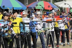 Các cung thủ nữ tranh tài ở nội dung 3m cá nhân, Cung một dây. (Ảnh: Trung Kiên/TTXVN)