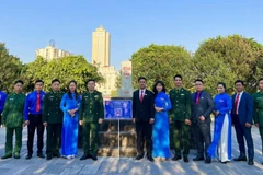 Đoàn phường Ka Long và Chi đoàn Đồn Biên phòng Cửa khẩu quốc tế Móng Cái ra mắt công trình mã QR code giới thiệu thông tin về cột mốc biên giới 1368 (3). (Nguồn: Báo Quảng Ninh)